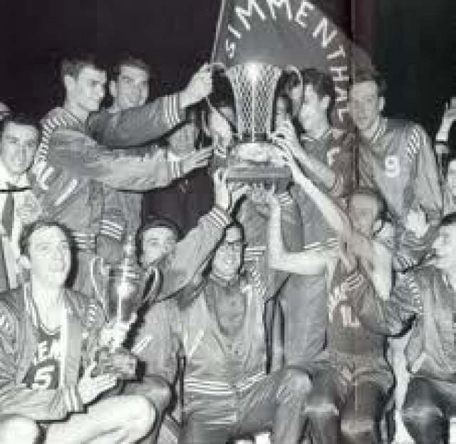 I festeggiamenti per la conquista della Coppa dei Campioni a Bologna nel 1966 contro lo Slavia Praga: Longhi, Masini, Rubini, Ongaro; Thoren; in basso Iellini, Binda, Pieri, Riminucci, Gnocchi.